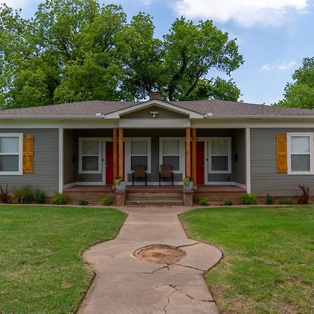 Rock & Roll House, Fiber Internet, Roku Tv, Washer & Dryer, By Dt Chickasha & Leg Lamp! Bagian luar foto