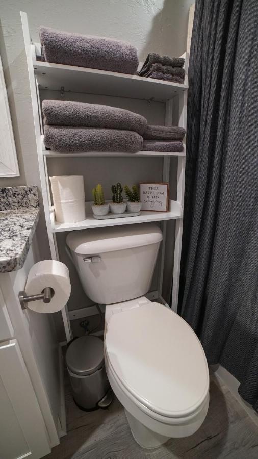 Rock & Roll House, Fiber Internet, Roku Tv, Washer & Dryer, By Dt Chickasha & Leg Lamp! Bagian luar foto