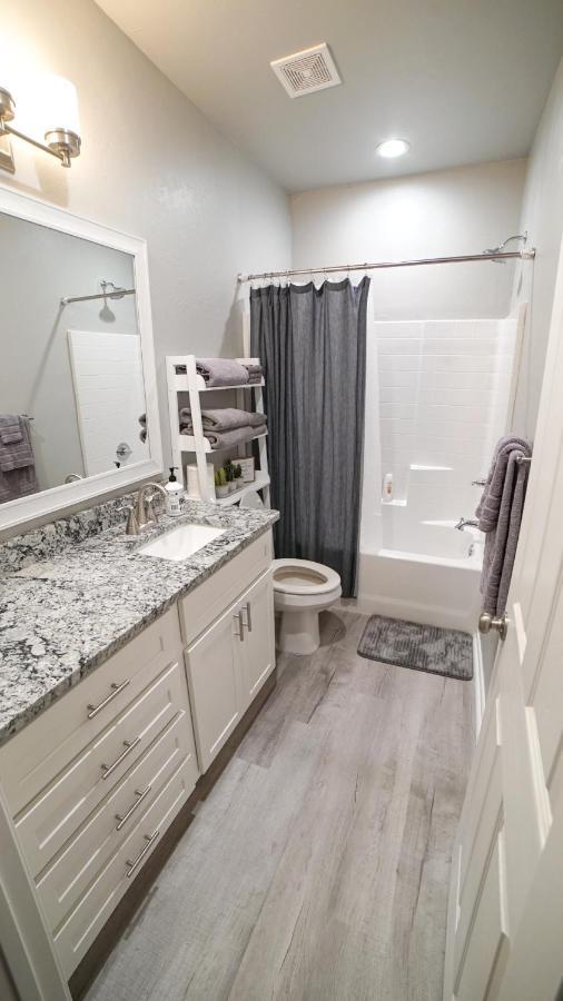 Rock & Roll House, Fiber Internet, Roku Tv, Washer & Dryer, By Dt Chickasha & Leg Lamp! Bagian luar foto