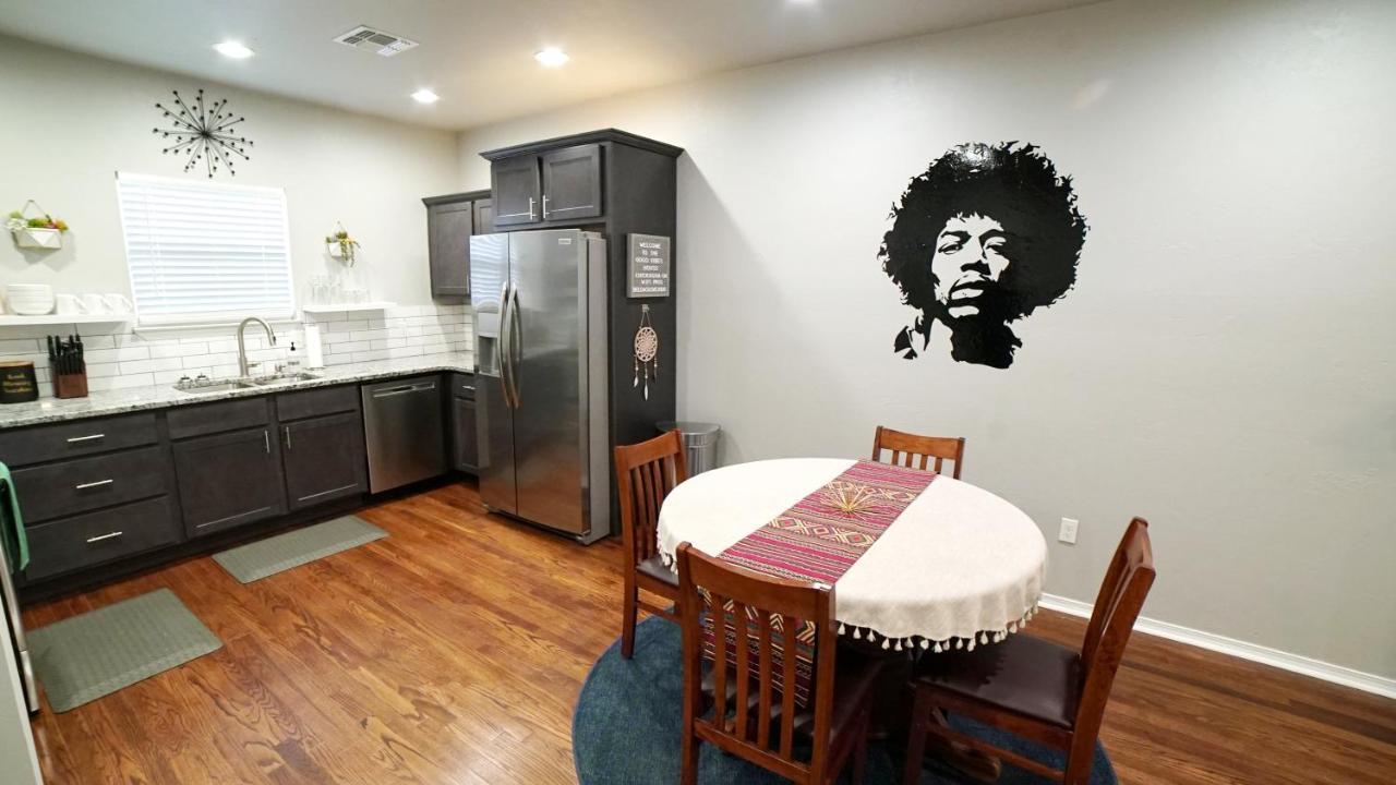 Rock & Roll House, Fiber Internet, Roku Tv, Washer & Dryer, By Dt Chickasha & Leg Lamp! Bagian luar foto