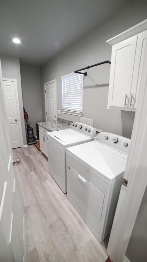 Rock & Roll House, Fiber Internet, Roku Tv, Washer & Dryer, By Dt Chickasha & Leg Lamp! Bagian luar foto