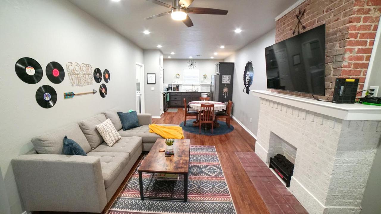 Rock & Roll House, Fiber Internet, Roku Tv, Washer & Dryer, By Dt Chickasha & Leg Lamp! Bagian luar foto