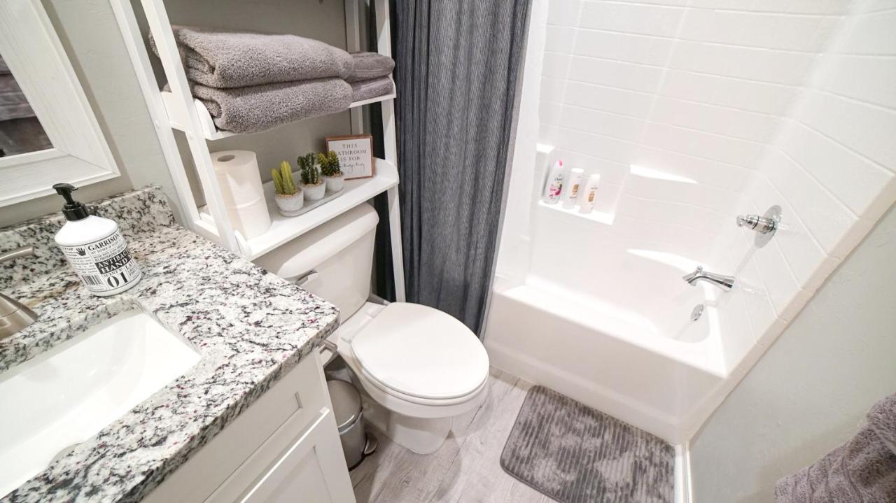 Rock & Roll House, Fiber Internet, Roku Tv, Washer & Dryer, By Dt Chickasha & Leg Lamp! Bagian luar foto