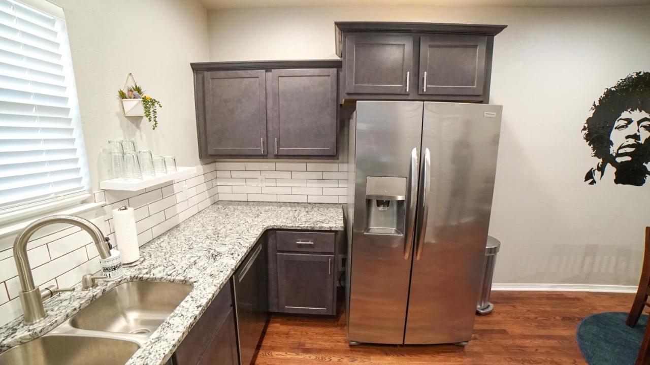 Rock & Roll House, Fiber Internet, Roku Tv, Washer & Dryer, By Dt Chickasha & Leg Lamp! Bagian luar foto