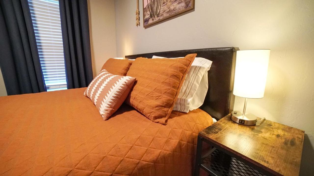 Rock & Roll House, Fiber Internet, Roku Tv, Washer & Dryer, By Dt Chickasha & Leg Lamp! Bagian luar foto