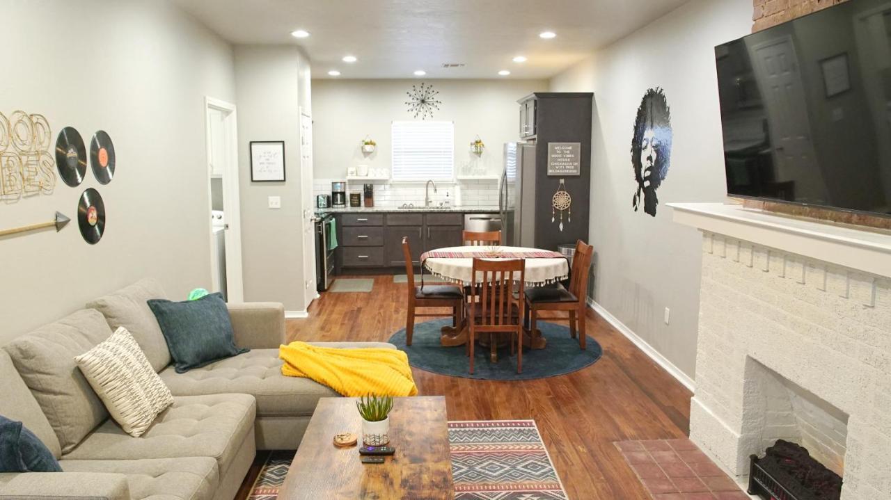 Rock & Roll House, Fiber Internet, Roku Tv, Washer & Dryer, By Dt Chickasha & Leg Lamp! Bagian luar foto
