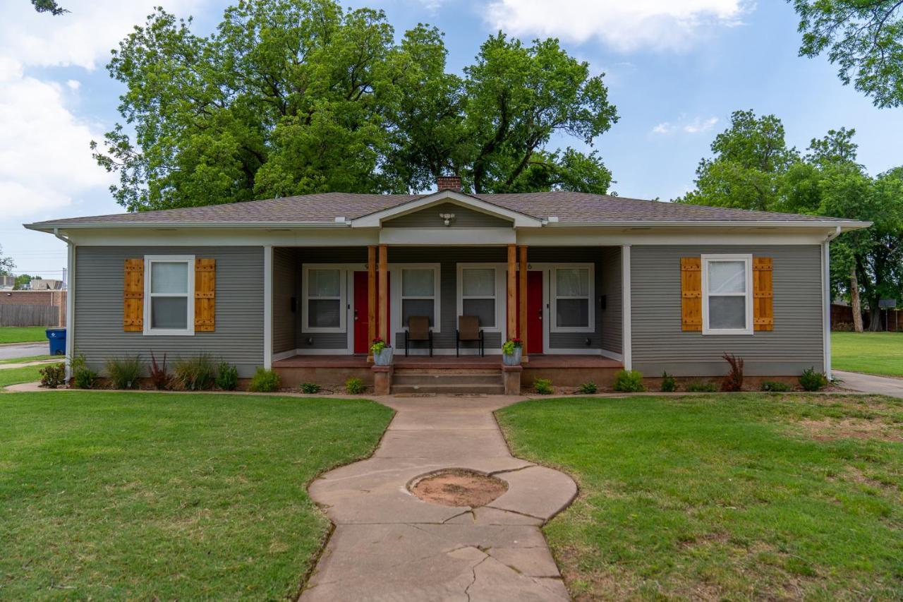 Rock & Roll House, Fiber Internet, Roku Tv, Washer & Dryer, By Dt Chickasha & Leg Lamp! Bagian luar foto