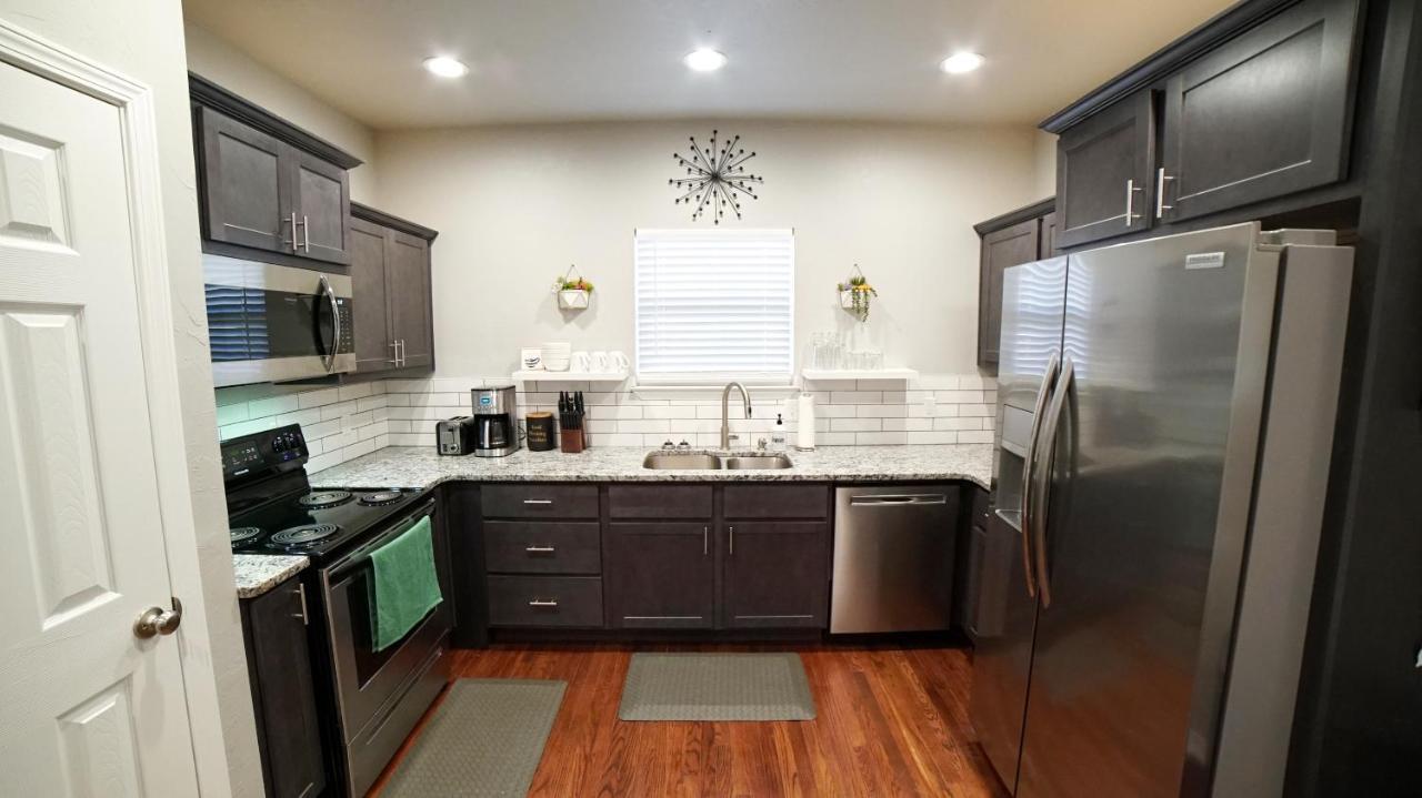 Rock & Roll House, Fiber Internet, Roku Tv, Washer & Dryer, By Dt Chickasha & Leg Lamp! Bagian luar foto