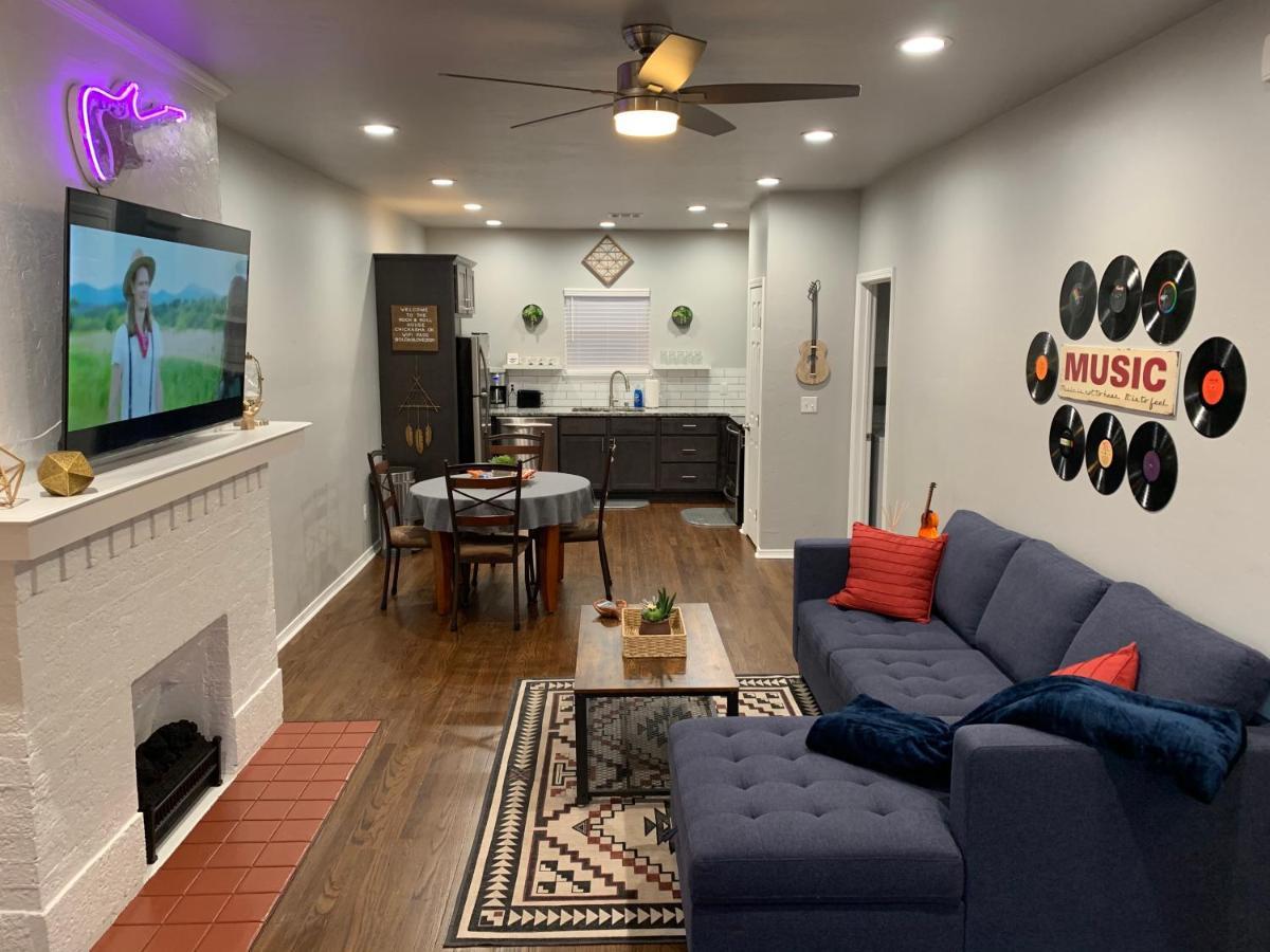 Rock & Roll House, Fiber Internet, Roku Tv, Washer & Dryer, By Dt Chickasha & Leg Lamp! Bagian luar foto