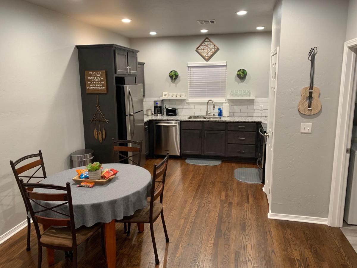 Rock & Roll House, Fiber Internet, Roku Tv, Washer & Dryer, By Dt Chickasha & Leg Lamp! Bagian luar foto