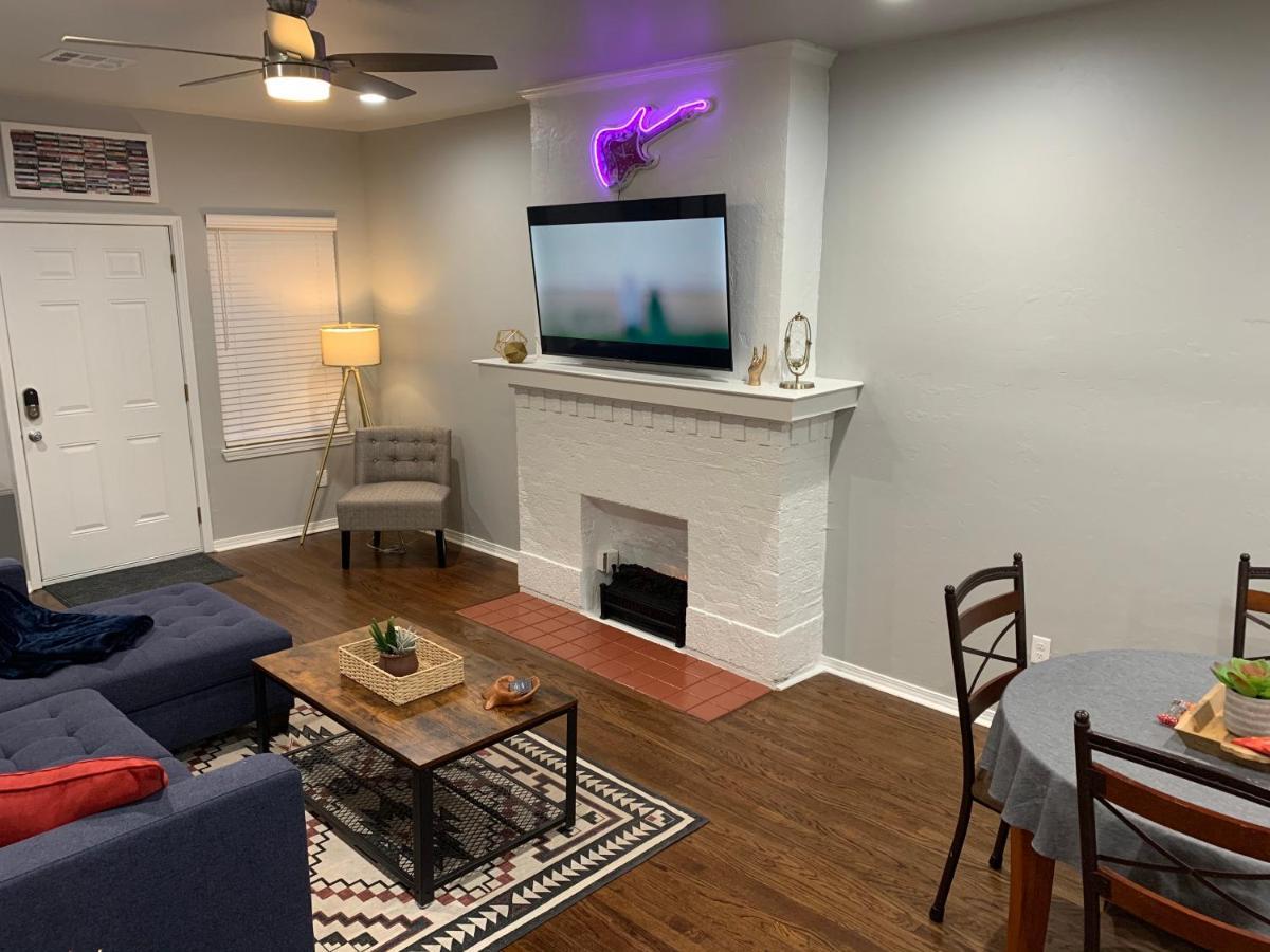 Rock & Roll House, Fiber Internet, Roku Tv, Washer & Dryer, By Dt Chickasha & Leg Lamp! Bagian luar foto