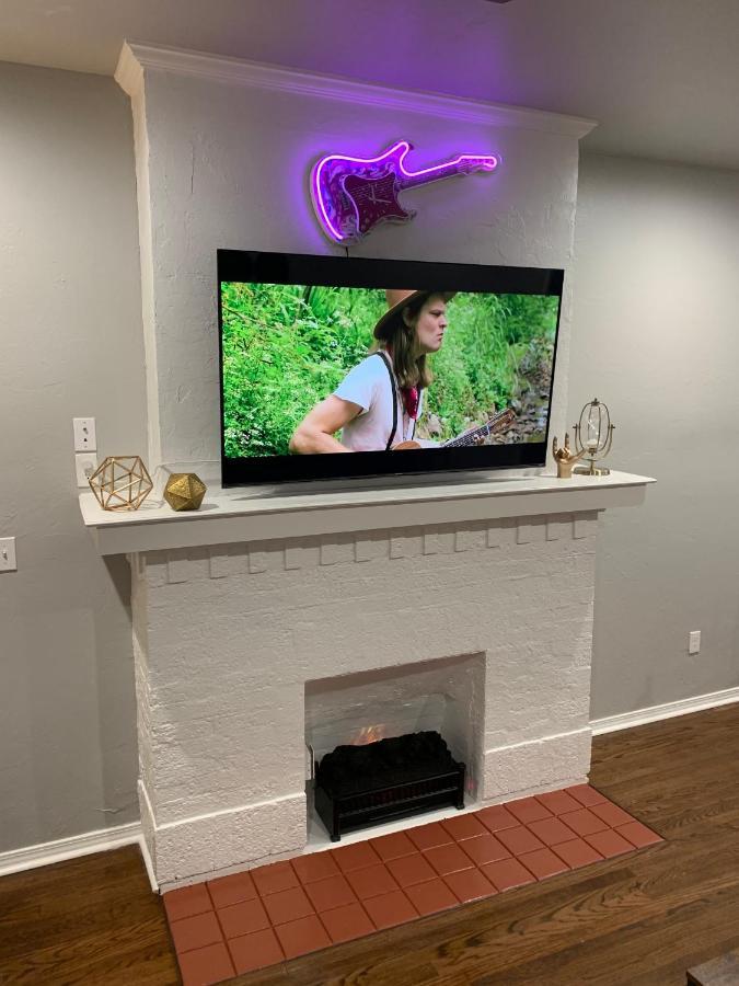 Rock & Roll House, Fiber Internet, Roku Tv, Washer & Dryer, By Dt Chickasha & Leg Lamp! Bagian luar foto