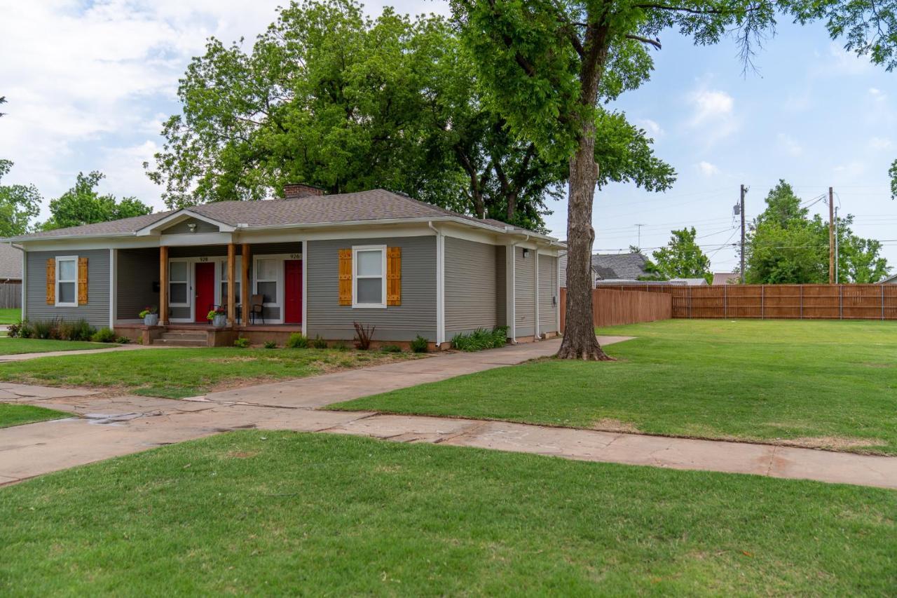 Rock & Roll House, Fiber Internet, Roku Tv, Washer & Dryer, By Dt Chickasha & Leg Lamp! Bagian luar foto
